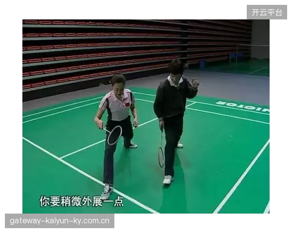 羽毛球教练解析步伐技巧引网友关注